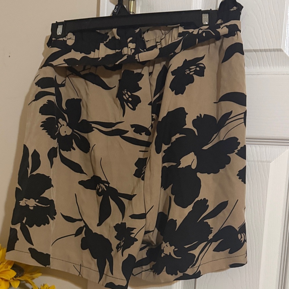 Beige and Black Floral Tie-Waist Shorts - Picture 2 of 3